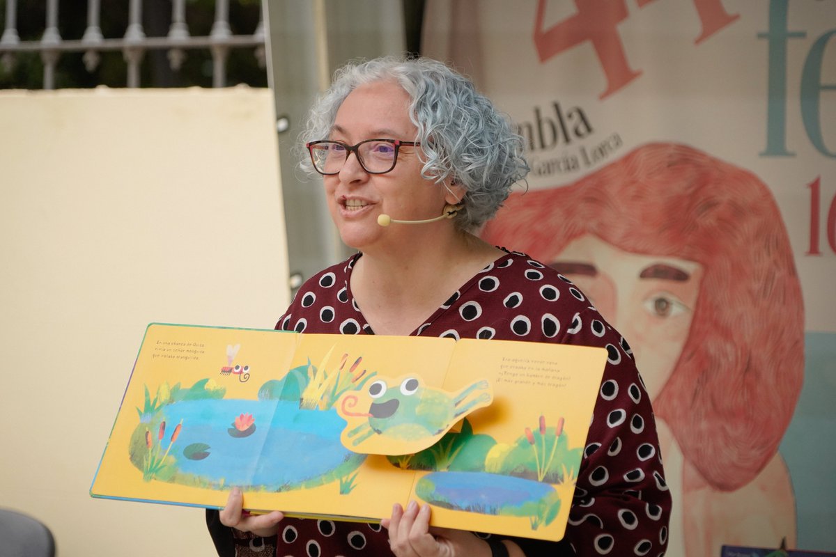 Mar Benegas hipnotizó al público con una preciosa combinación de libros, poemas y canciones que nos llevaron desde el océano hasta la cama, pasando por números sorprendentes y monigotes con bigote. 
#FLAlmeria24 #Feriadellibrodealmeria
📸Rubén Carrillo