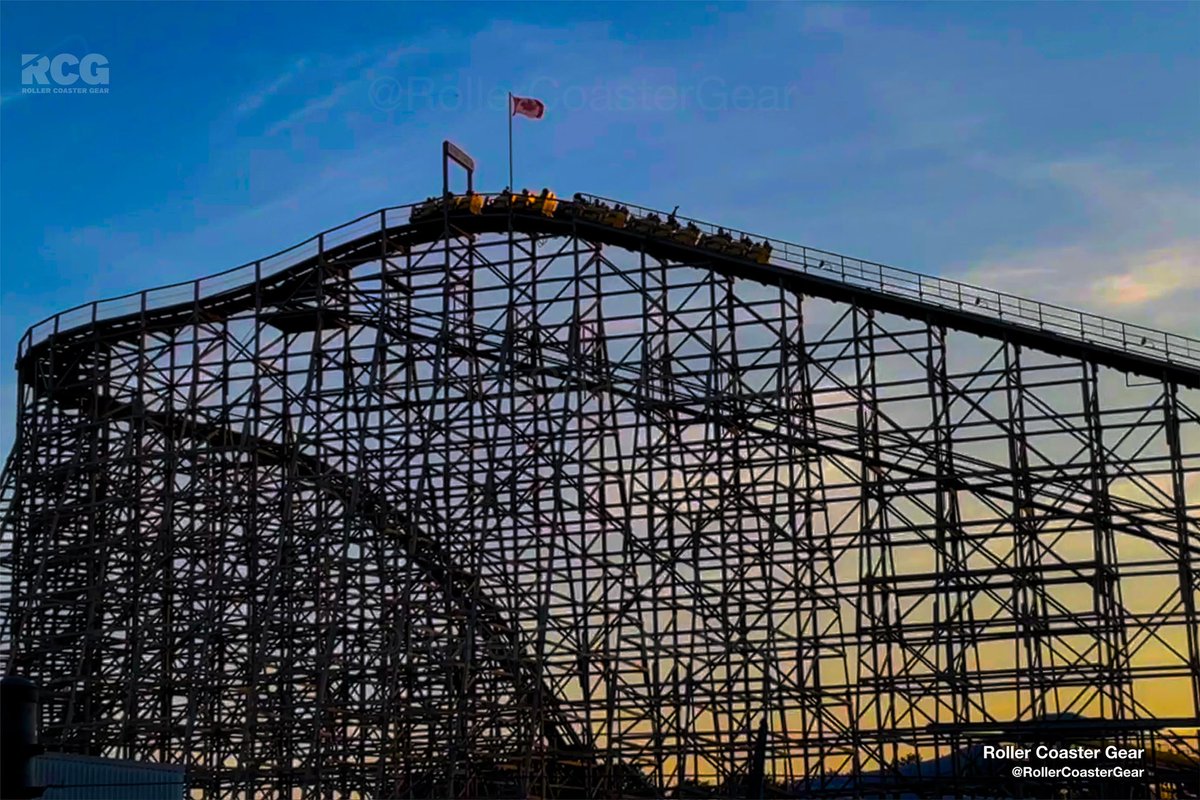 Sunset Sunday 🌅
#mightycanadianminebuster #sunset #canadaswonderland #rollercoaster