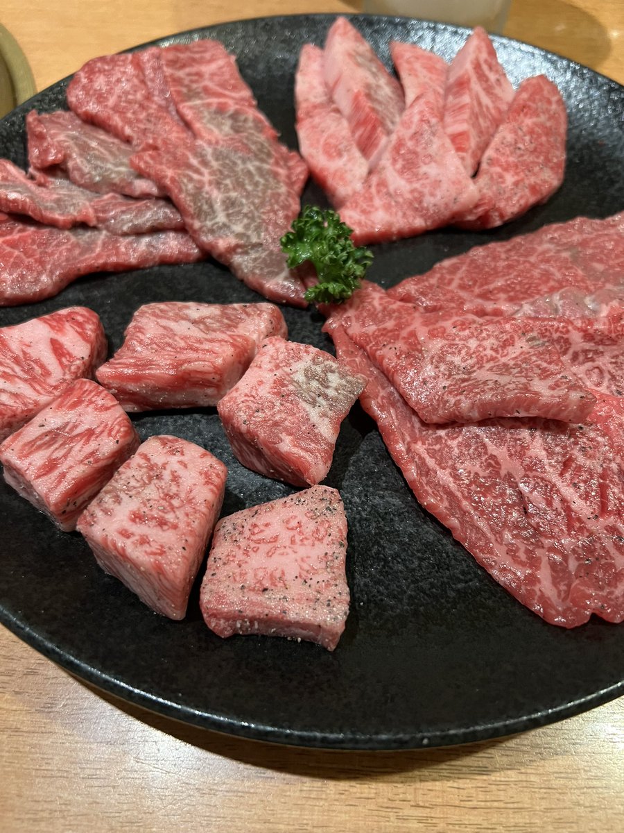 今日は西武池袋線沿線では、ちょっと有名な焼肉屋さんで焼肉を頂きました。黒毛和牛をリーズナブルな値段で食べることが出来る素敵なお店です。いつもは焼肉弁当をテイクアウトしているのですが、今日はお店で。