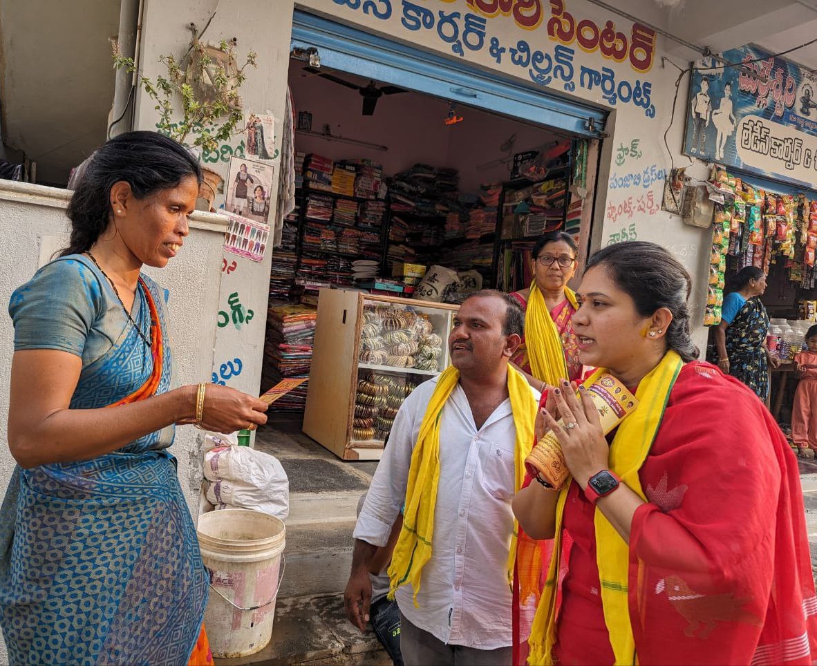 పరిటాల శ్రీరామ్‌ గారి భార్య పరిటాల జ్ఞాన  అనంతపురం రూరల్ మండలం, కక్కలపల్లి కాలనీ పంచాయతీ, నందమూరి నగర్ లో స్థానిక టీడీపీ, జనసేన శ్రేణులతో కలసి ఇంటింటి ఎన్నికల ప్రచారాన్ని కొనసాగించారు..
#VoteForCycle #Sunithamma4Raptadu #ByeByeThopudurthi #ParitalaSunitha #TDPAgain