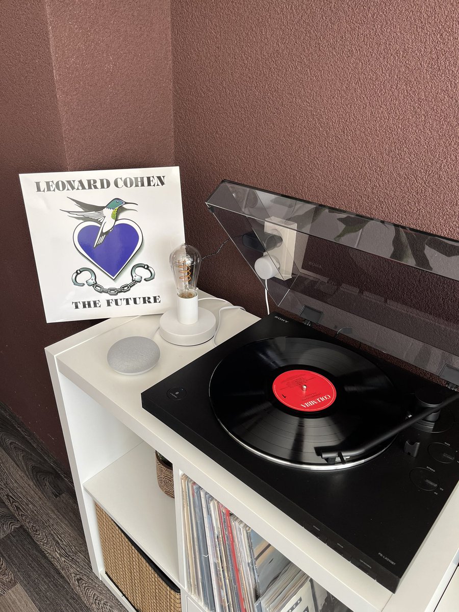 Heerlijk in de relaxmodus met een goed boek 📖 en muziek 🎶 van Leonard Cohen op de platenspeler! #zondag #relax #muziek #lezen #LeonardCohen #vinyl