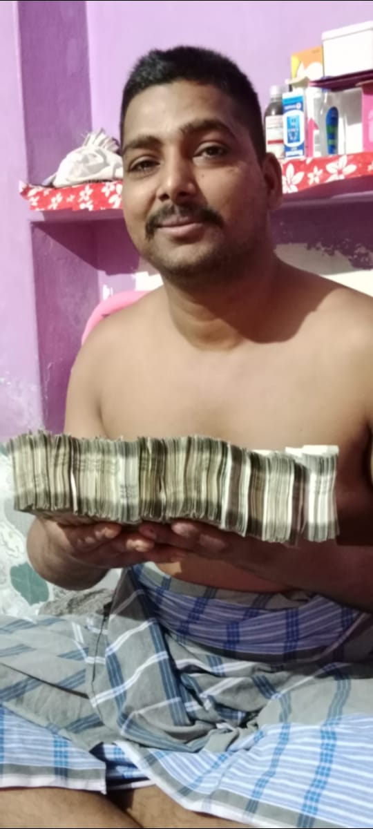 TeamPrachand_'s tweet photo. रसूलपुर निवासी मो0 दिलबहार पुत्र बबलू खान जो पंचर बनाता है कल शाम को इसके पास पैसा अज्ञात स्थान से आया तब से लोगों को पैसे के बंडल दिखा रहा है जो जाँच का विषय है चुनाव के मद्देनजर पास के मदरसे की भी जाँच होनी चाहिए क्योंकि ये वहाँ का खास है
@Uppolice 
@mirzapurpolice https://t.co/9YHbiy2tIc