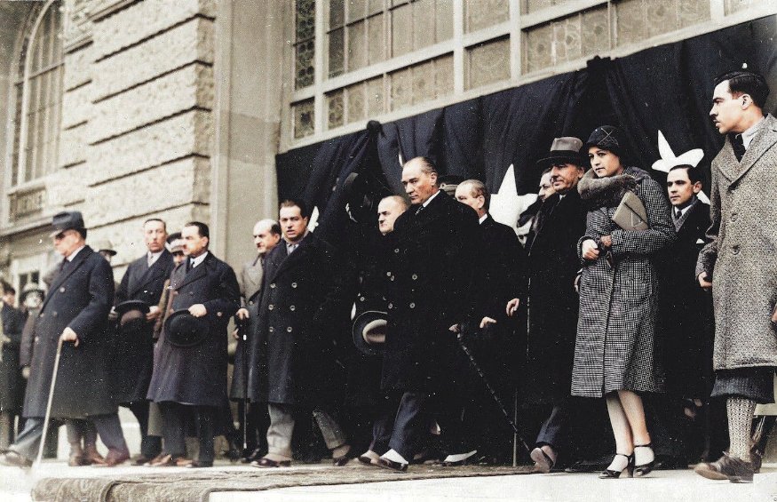 Büyük Reisicumhur Gazi Mustafa Kemal Paşa, İstanbul Haydarpaşa Garı'nda kendisini karşılayan halkı selamlıyor. (12 Ocak 1932)