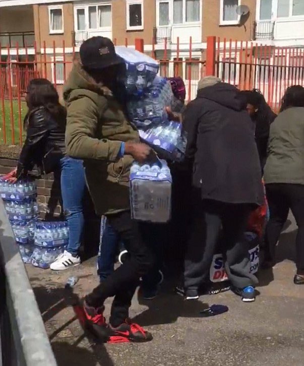 Scum of the earth stealing bottled water intended for #LondonMarathon runners.

Invite the third world, become the third world.