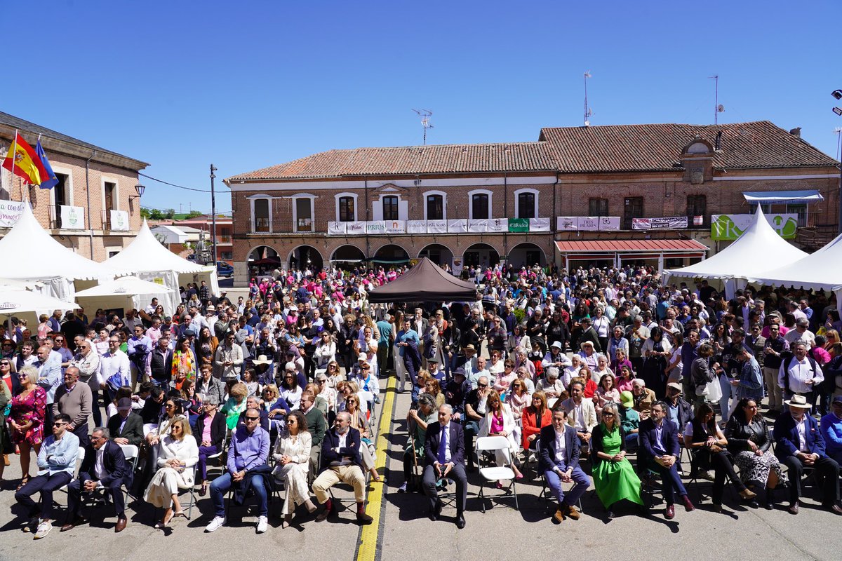🍇 La Seca celebra su XV #FiestadelVerdejo. ➡️ El presidente @Conrado_Iscar participa junto a la alcaldesa, Clara Eufemia Rivera, en la entrega de premios Sarmiento. ¡Enhorabuena a todos los galardonados! 👏🏽