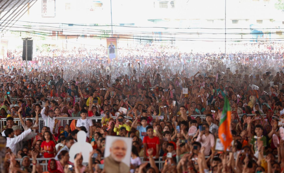 भाजपा 'सबका साथ, सबका विकास' सुशासन का मंत्र लेकर समर्पण भाव से कार्य कर रही है। पीएम श्री @narendramodi ने बांसवाड़ा, राजस्थान में विशाल जनसभा को संबोधित किया। #PhirEkBaarModiSarkar #AbkiBaar400Paar