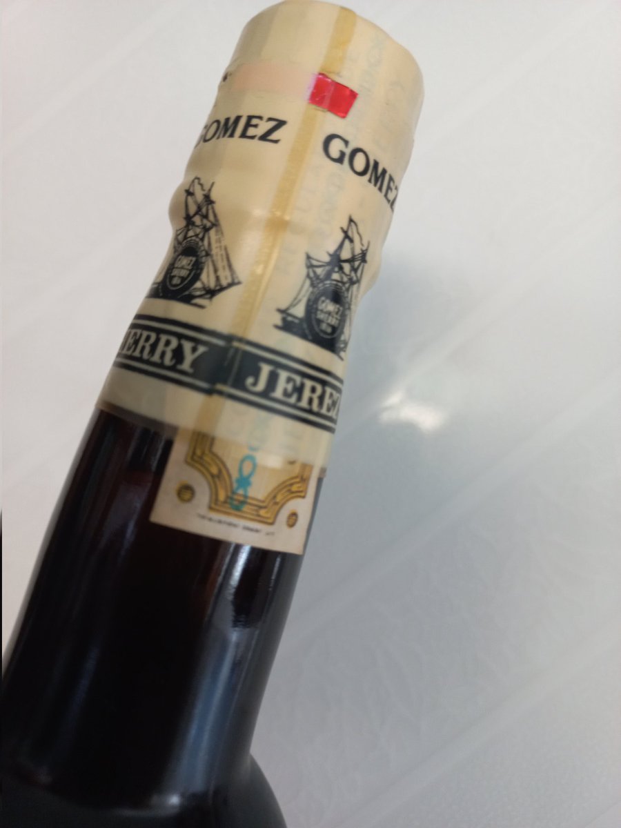 Esto es #beberselavejez ❤️❤️
Más de 40 años de fino!🔥🔥
 Salinidad rotunda y extrema,muy seco,hay una pura  brisa marina  y mucha bajamar 🌊, y todo  envuelto en una rotundidad que da hasta sed!!! En coqueteo pleno con la  oxidativa , ese colorrrr y qué  fuerza aún! Puro goce!💥
