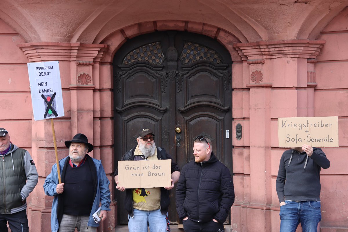 sbamueller's tweet photo. #Endingen am #Kaiserstuhl. #kundgebung (ca 300 Petsonen) eines breiten Bündnis örtlicher Bürger:innen gegen die #AfD und für Solidarität mit der #Ukraine. Auftritte von #Zweierpasch und Gegendemo der #Querdenker (ca 15) Szene. https://t.co/ChjTSBaGNq
