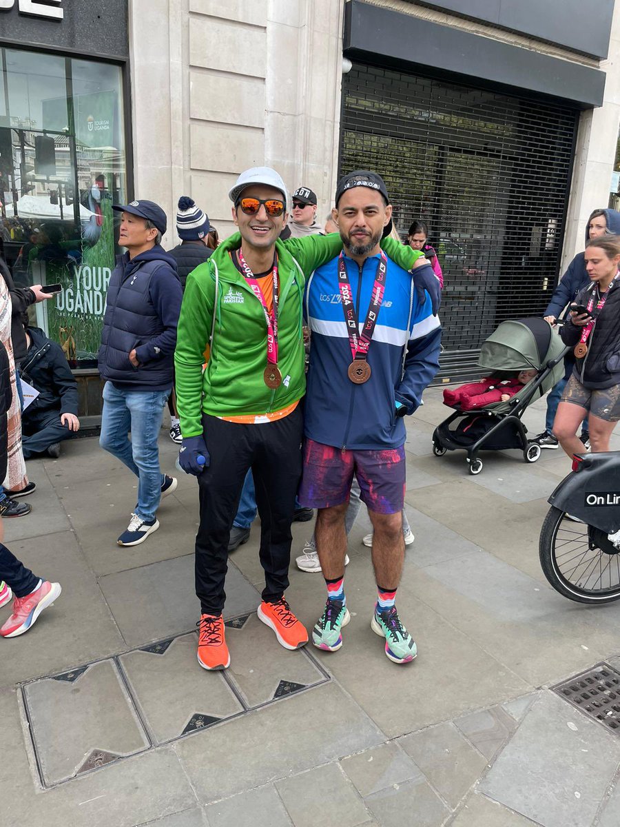 Pakistani Marathon Runners at @LondonMarathon today! 🇵🇰