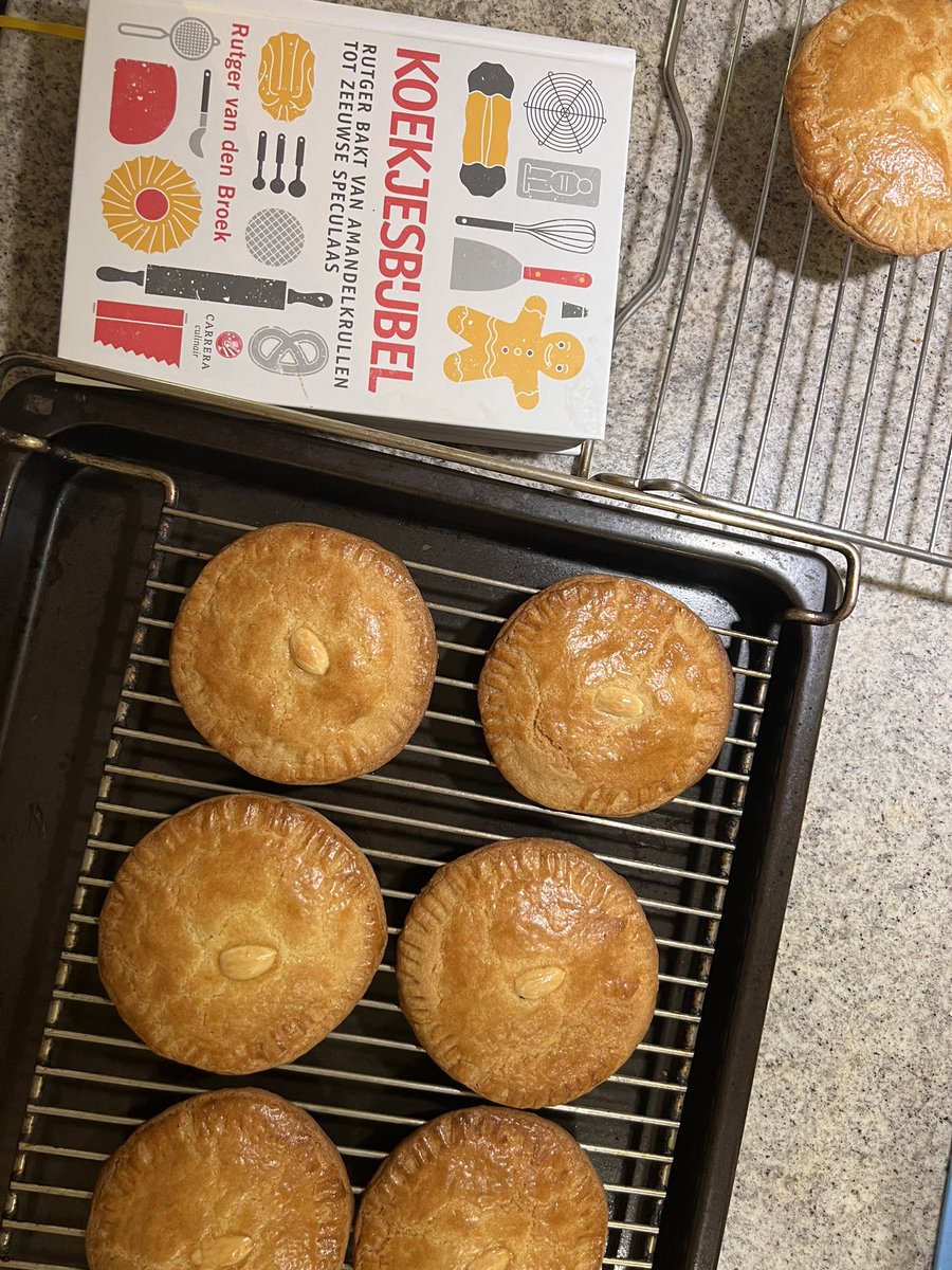 annemarlin's tweet photo. #koekjesbijbel voor mijn verjaardag gekregen. Samen met de gever aan de bak gegaan. Ik zeg: gelukt! https://t.co/R3OYUf8FNm