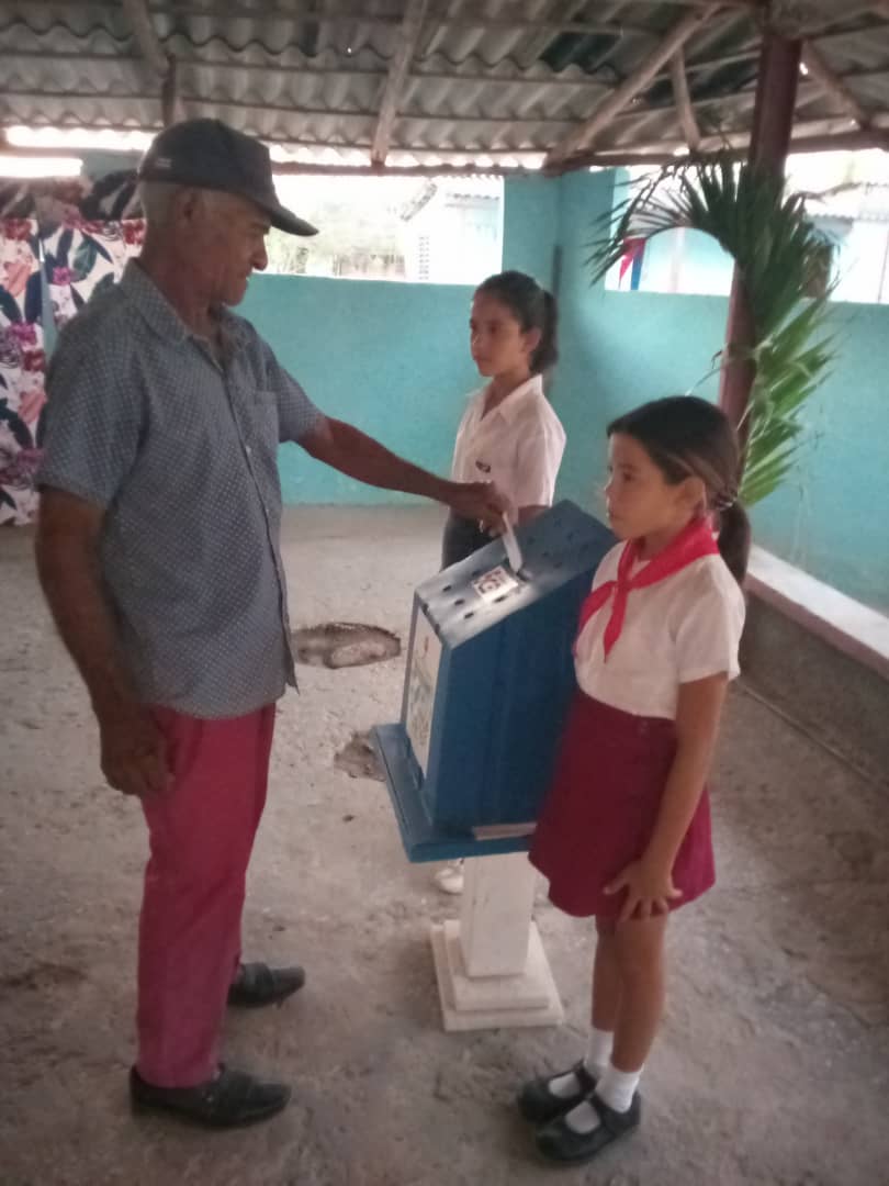 Con los primeros rayos ☀️ y al canto 🐓, el elector José Reyes González, fue el primero en ejercer su derecho al voto. 
José es del <a href="/cdr_cuba/">CDR de Cuba</a> 3 en la circunscripción 28 del #PoderPopular.
En Majibacoa, Las Tunas, siguen las elecciones para cubrir vacantes.#JuntosPorLaDemocracia