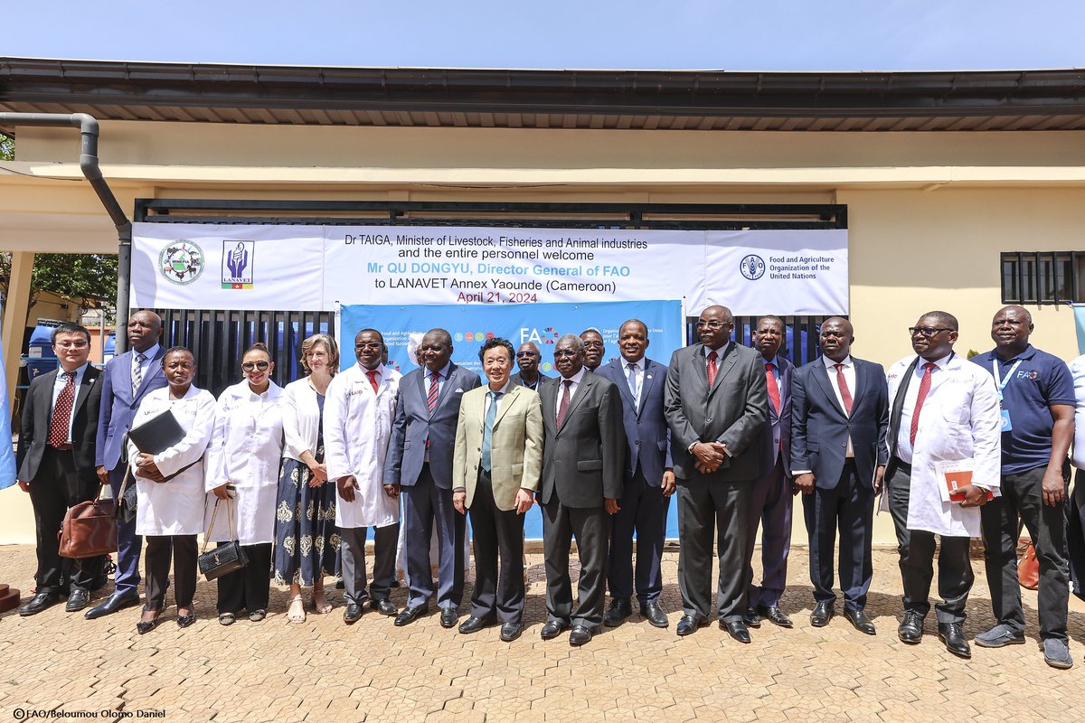 FAODG's tweet photo. Inspired by my visit to Cameroon's National Vet Lab &amp; see impact of @FAO's support on prevention &amp; control of zoonotic diseases. We will keep working with Members to accelerate implementation of multi-sectoral #OneHealth approach in agrifood systems to achieve #SDGs &amp; #4Betters. https://t.co/LDbrn9p97w
