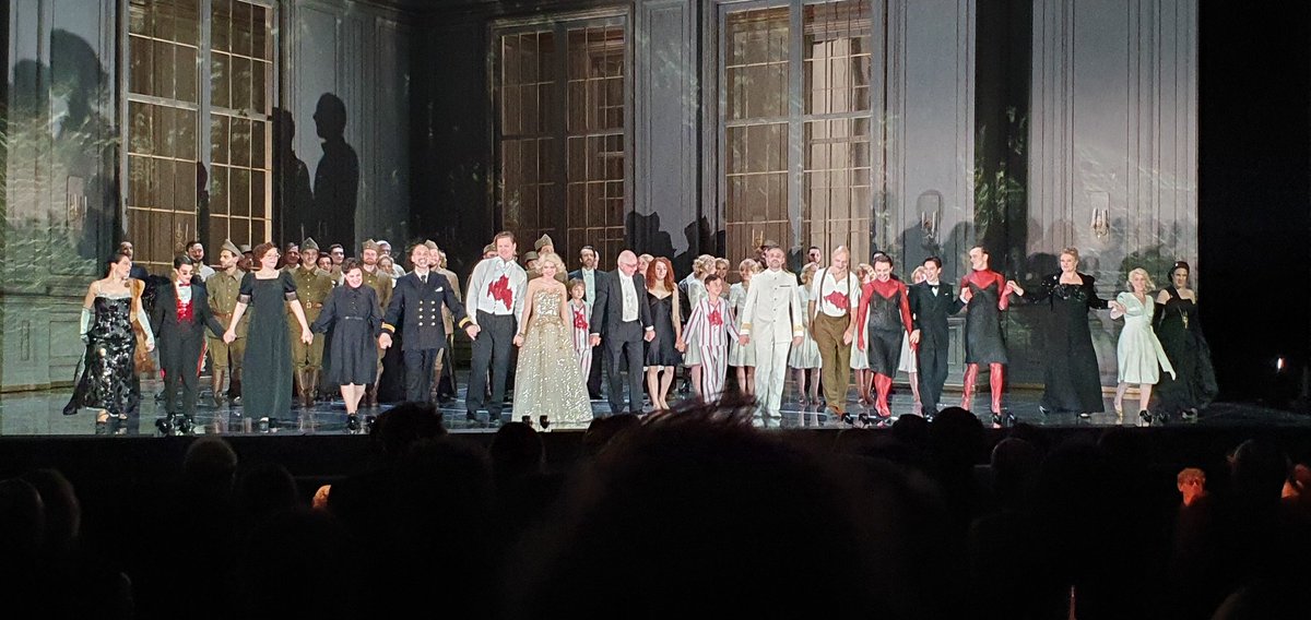 La salle, pleine, debout pour saluer la performance de @LeaDesandre et des @lesartsflo dirigés par William Christie dans la rare #Médée de Charpentier @operadeparis. Mention pour les éclairages de Paule Constable. @ReinoudVMTenor est un excellent Jason.