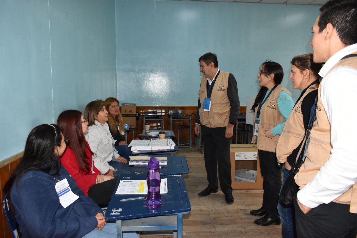 La Misión Electoral de la #OEAenEcuador, liderada por @p_santamariam visitó juntas receptoras del voto en Quito para observar el desarrollo del #ReferéndumYConsulta2024 en 🇪🇨