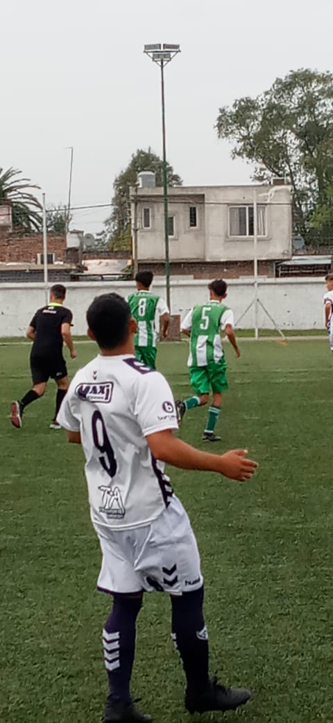 ⚽️ #Futbol #Juvenil #Ligametropolitana #Fecha1
📍Esteban Echeverría 

✅ 8va. División 
⏱️ 31' del 1er. Tiempo Gol de Quilmes 

🟩⬜🟩  #Camioneros 0
🟦⬜🟦  #Quilmes 1

💚#UnidosTriunfaremos 🚛