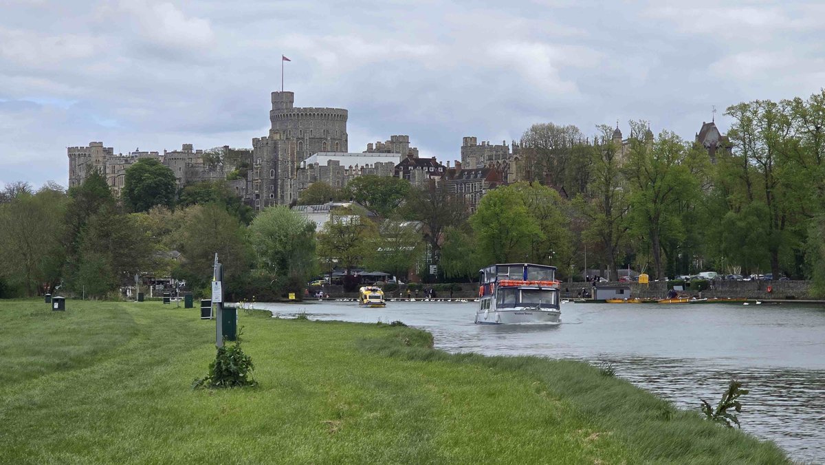 There are no moored boats on The Brocas; @FrenchBrosBoats and @WindsorDuckTour  are out on the river  #Thames #boating #Eton #Windsor #WindsorCastle