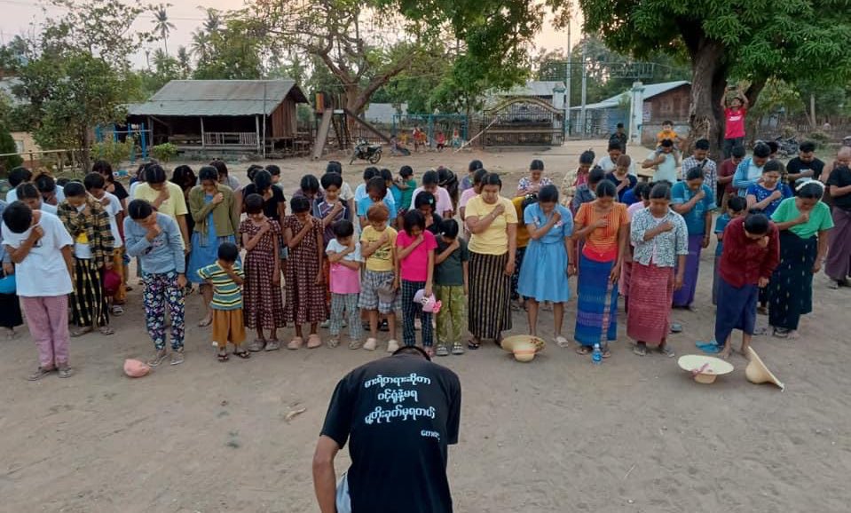 Multi-Villages Strike Committee, Lu Nge Arr Man Strike & residents from a village of western #Yinmarbin Twp, #Sagaing Region, staged a joint protest to uproot the #MilitaryDictatorship on Apr21.

#AgainstConscriptionLaw 
#2024Apr21Coup 
#WhatsHappeningInMyanmar