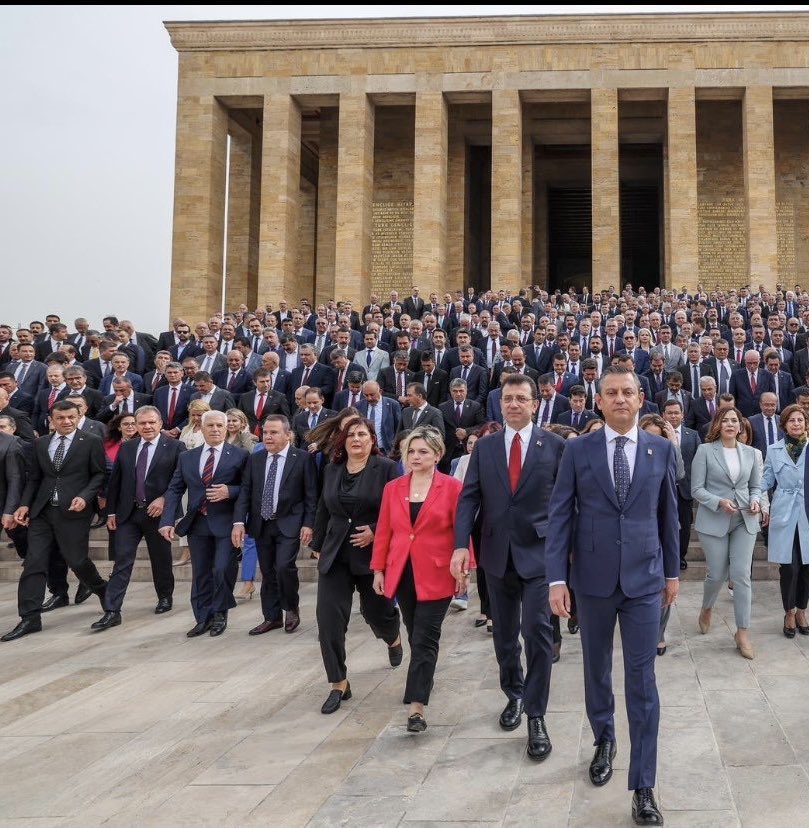 Hepsinin yüz ifadesi sanki savaştan çıkmış gibi:)) Bir tane Nur yok!