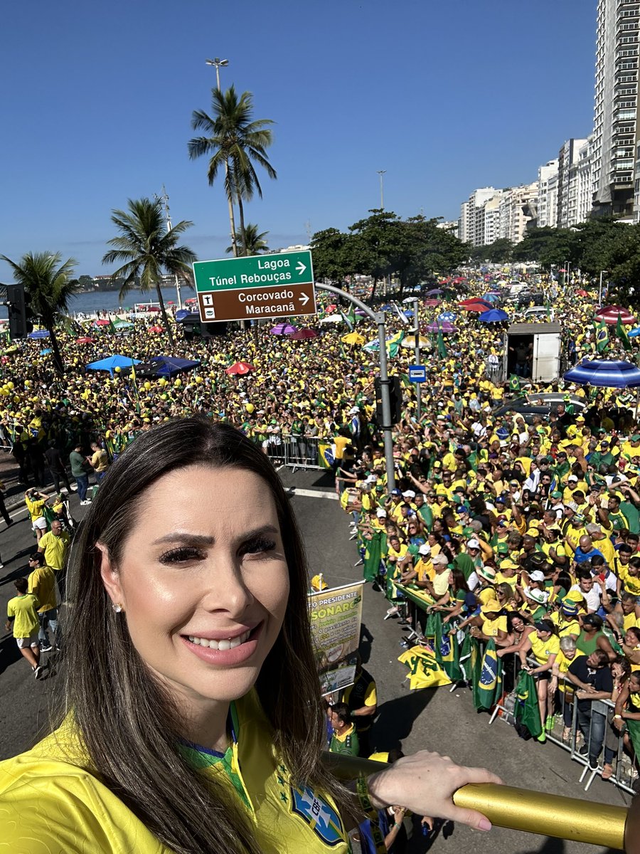 Milhares de pessoas clamando por liberdade. 🇧🇷🇧🇷🇧🇷 21 de abril de 2024, Praia de Copacabana.