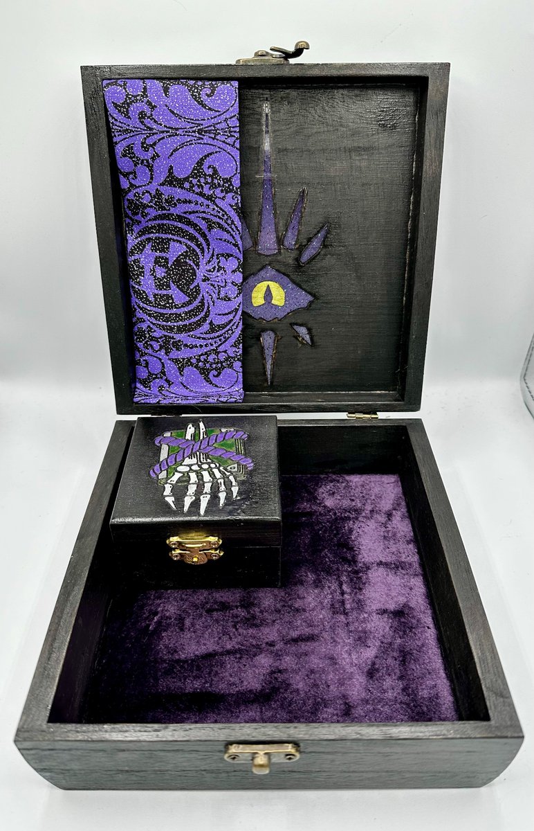 ValkyrieTotems's tweet photo. Bargains and invocations are yours with the seductive Warlock box! (Check the last image for a glowing secret) 

@Calgaryexpo is THIS THURSDAY! So come and see us in the Artist Alley A5712! 

#calgaryexpo #dicebag #warlock #ttrpg #dnd https://t.co/H4Wl3klOeD