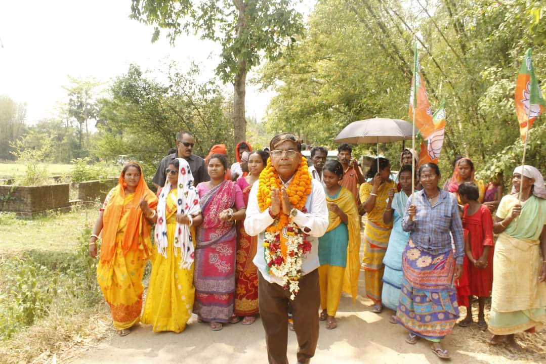 রাইপুর বিধানসভার সারেঙ্গা ব্লকের সারেঙ্গা অঞ্চলের নিমডাঙ্গা গ্রামে যখন উপস্থিত হই গ্রামের আদিবাসী মানুষ অতি উৎসাহ এবং ভালোবাসার সাথে তাদের পারম্পরিক বাজনা বাজিয়ে অভ্যর্থনা জানালেন।