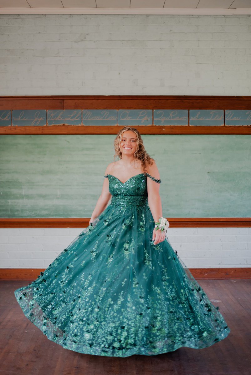 My niece wanted to take her pictures at the old school building where my mam-maw, her great mam-maw, went to school. 🤍 they turned out beautiful.