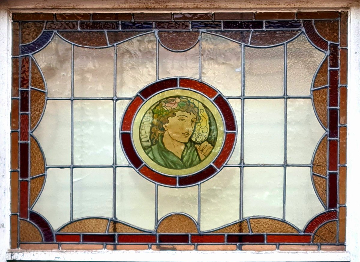 A rather beautiful stained glass window in a tenement in the Hyndland area of Glasgow. 

#glasgow #hyndland #architecture #tenement #glasgowbuilding #glasgowtenement #stainedglass #stainedglasswindow