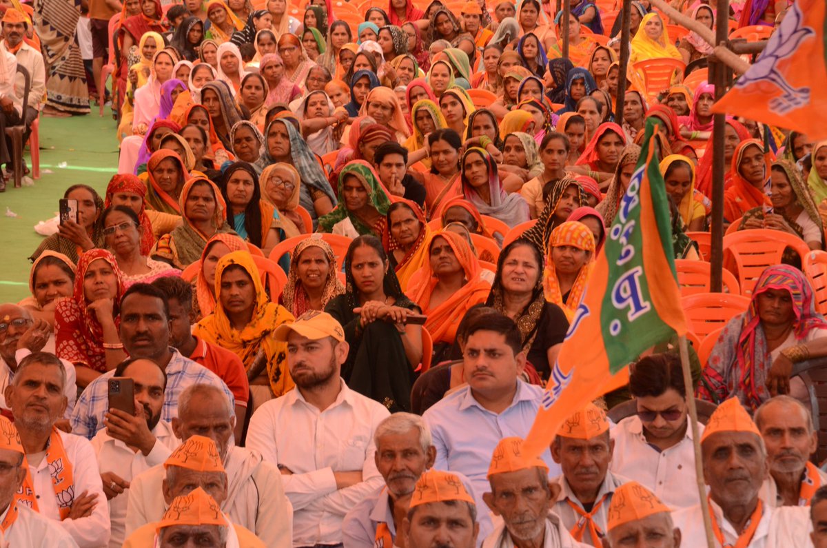 90 आगरा ग्रामीण विधानसभा स्थित धनौली में आयोजित 'अनुसूचित जाति महासम्मेलन' में आए समस्त सम्मानित महानुभाव, देवतुल्य जनता जनार्दन, पदाधिकारीगण और कार्यकर्ता बंधुओं का हृदय की अनंत गहराइयों से आभार। हमारा फिर एक बार का नारा तभी सार्थक होगा जब फतेहपुर सीकरी से लोकप्रिय प्रत्याशी