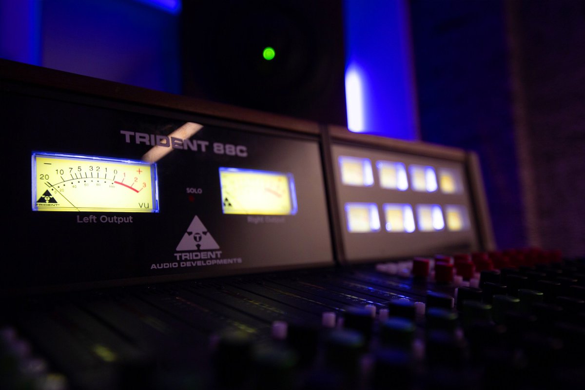 Trident_Audio's tweet photo. Sunday studio shoutout to 45 A-Side Recordings 🏴󠁧󠁢󠁳󠁣󠁴󠁿 and their Trident 88c 24-Channel Analogue Console w/ VU Meters. ✨

#trident #trident88 #trident88c #console #analogaudio #recording #mixingdesk #tridentconsole #historyrefined #recordingstudio #audioengineer https://t.co/TDrf4G7huD