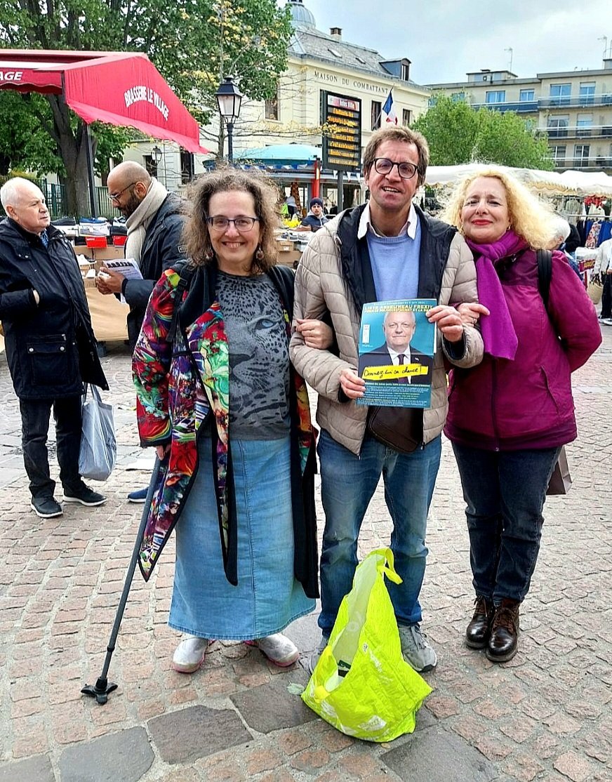 BRAVO À NOS MILITANTS
DU VAL-DE-MARNE
Merci à Arnaud Douville,Délégué UPR94,pour son dynamisme !
▪️à gche
Tractage samedi 20 avril à Champigny-sur-Marne
▪️à dte
Tractage dimanche 21 avril à Créteil (les militants de Glucksmann et Bellamy sont arrivés dare-dare 45 minutes après..)