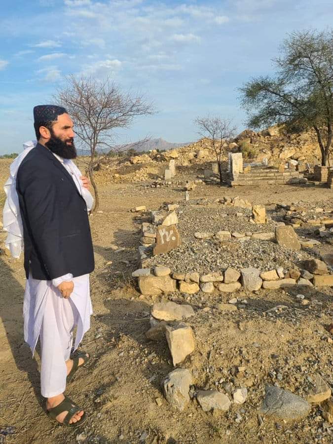 دا خړه دښته شمالي وزیرستان دی، دلته انس حقاني د خپلو شهیدانو وروڼو مزار ته ورغلی.
هو ! څلور دنګ چنارونه وروڼه یې د اسلام او هیواد ازادۍ دفاع کې قربان شول.

#تقبلهم الله