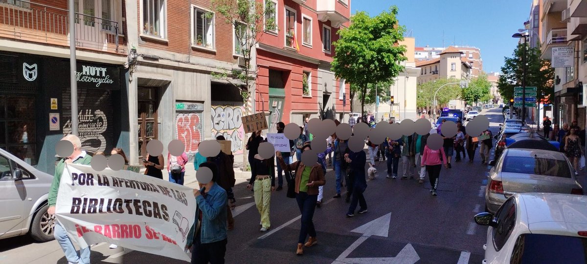 ManuelAlvarAbre's tweet photo. Hoy los vecinos y vecinas hemos continuado con la protesta ✊ https://t.co/zCJXKujlqI