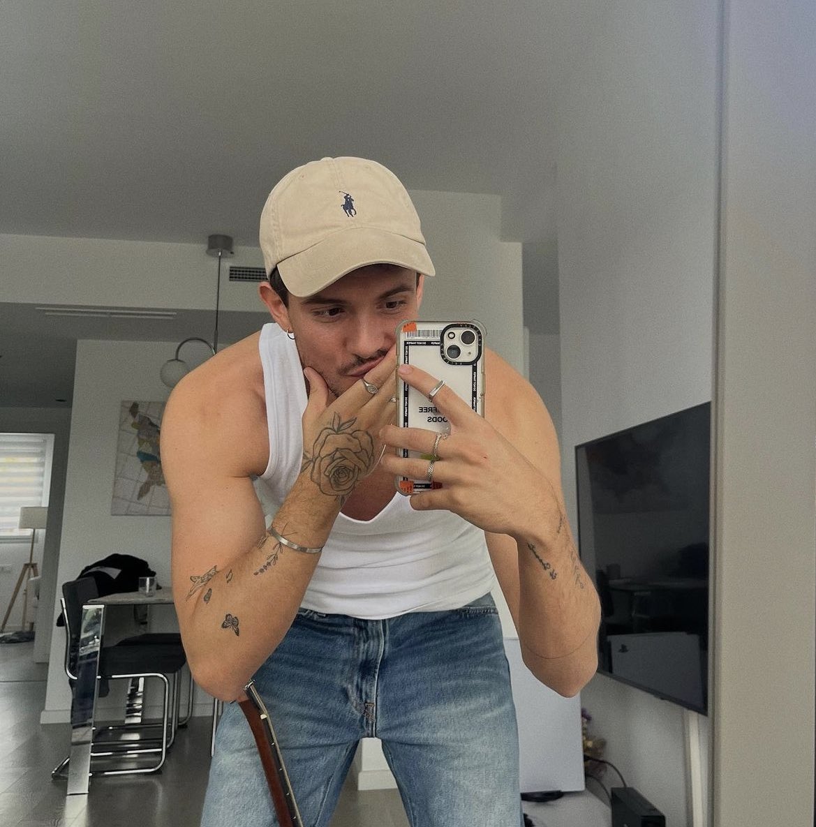 CARLOS ⭐️ RxGHT

FAKE ROLL

🦋 canto, poso y hago otras cosas
🏳️‍🌈 LGTBI

Rt y like y te abro roll 🤠