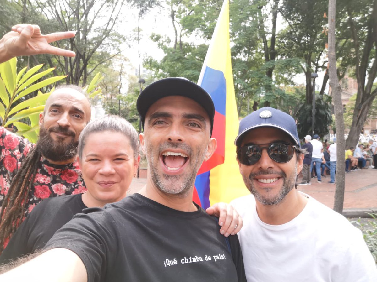 Hoy a las calles por Colombia!