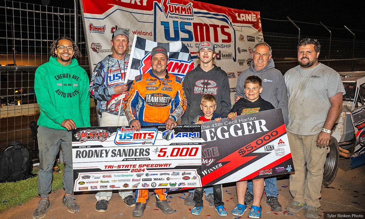 usmts.com/news/news_arti… Rodney Sanders won Saturday’s 9th Annual USMTS Juggernaut at the Tri-State Speedway in Pocola, Okla., topping a main event that was something to behold. 🏁