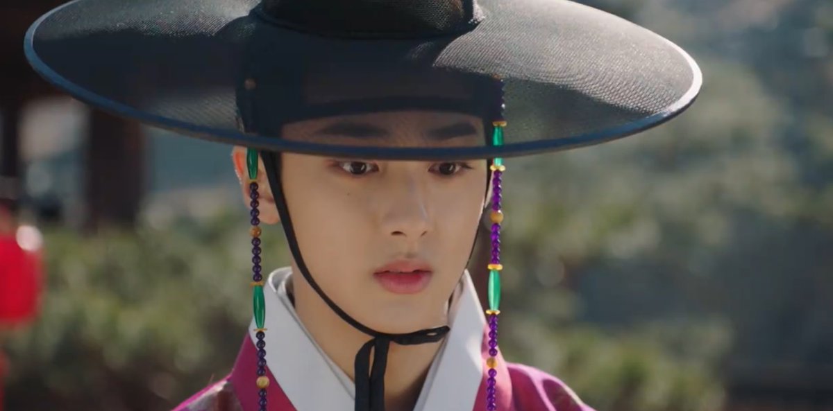 My heart goes out to Myung-yoon, Doseong, and especially Geon in #MissingCrownPrince. Their struggles seem never-ending. The Queen Dowager is willing to do whatever it takes to protect her lover. #MissingCrownPrinceEp4 #Suho #KimMinKyu #HongYeJi