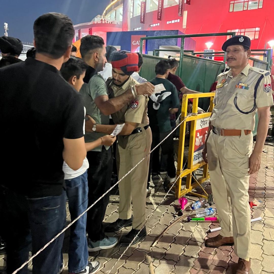 Today's match at PCA, #Mullanpur: #Punjab Kings vs #Gujarat Titans 1700+ @PunjabPoliceInd are all geared up to perform duties so that all can enjoy #IPL Photos of @sasnagarpolice managing traffic, assisting spectators and #CCTV surveillance #IPL2024 #ipl2024updates