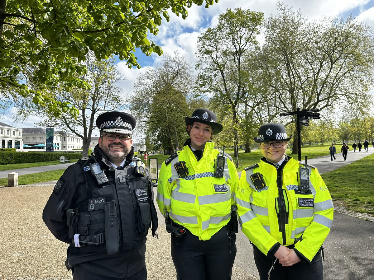 Really great to see Special Constables right across the route supporting the safe delivery of the @LondonMarathon. Special Chief Officer, James Deller got out on the footprint to speak to officers.