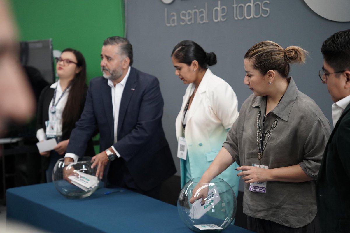 iepcjalisco's tweet photo. 🗳️ El IEPC mediante sorteo anuncia el orden de participación de las candidatas a las diputaciones de representación proporcional en este #JaliscoDebate2024:

1. Daniela Chávez, @FuturoJal
2. Lucía Michel, @partidoverdejal
3. Angélica Ceceña, @PRD_de_Jalisco https://t.co/L1lfypTpI2