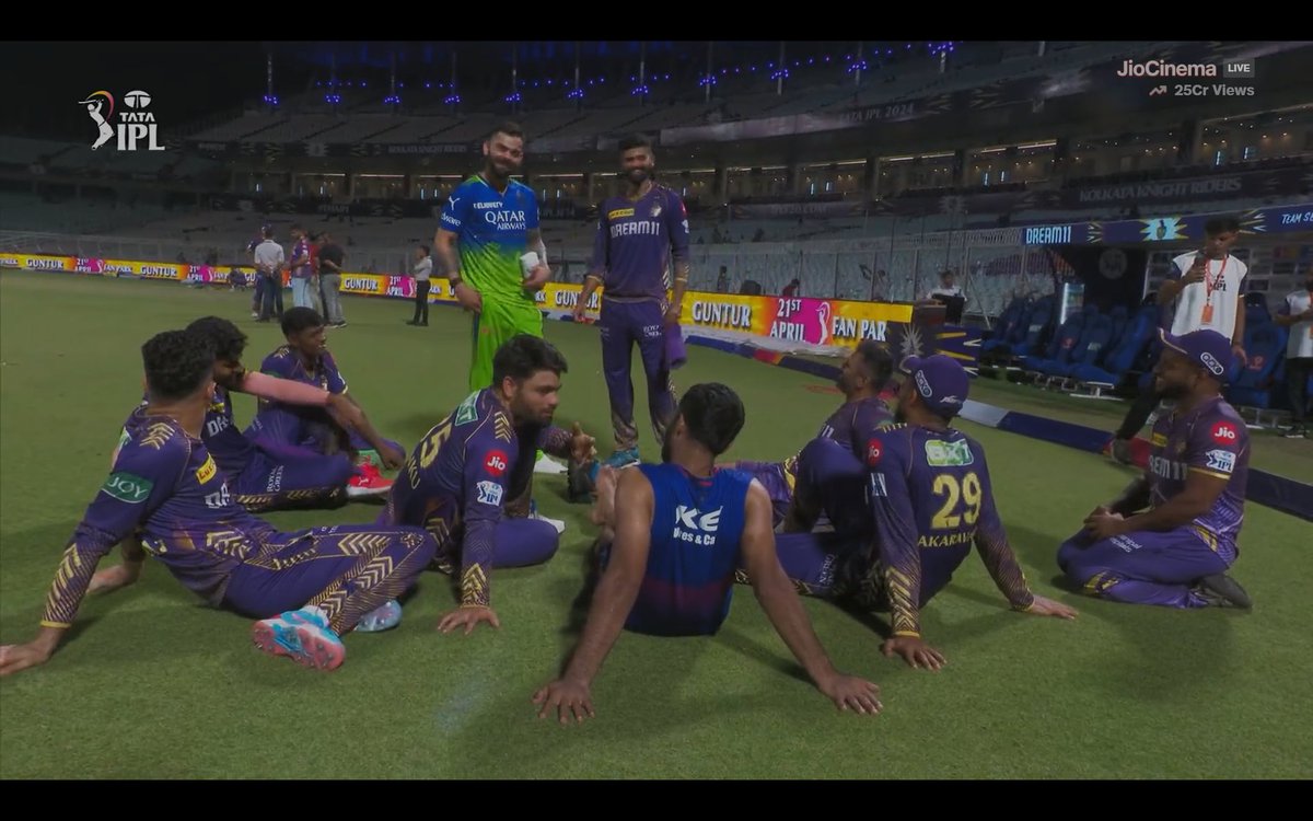 Virat Kohli having a chat with KKR youngsters. 👌 - Great gesture by the King.