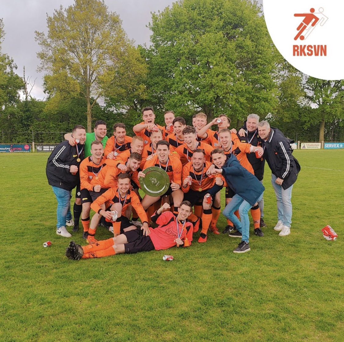 RKSVN 1 uit Neer levert een unieke prestatie: twee jaar achter elkaar kampioen. ⚽️ 

En dit kampioenschap, in en tegen de buur Roggel (0-1), maakt het extra bijzonder. 🙌

Foto Instagram <a href="/RKSVNeer/">RKSVN</a>. 

#Neer #Roggel #Leudal #voetbal