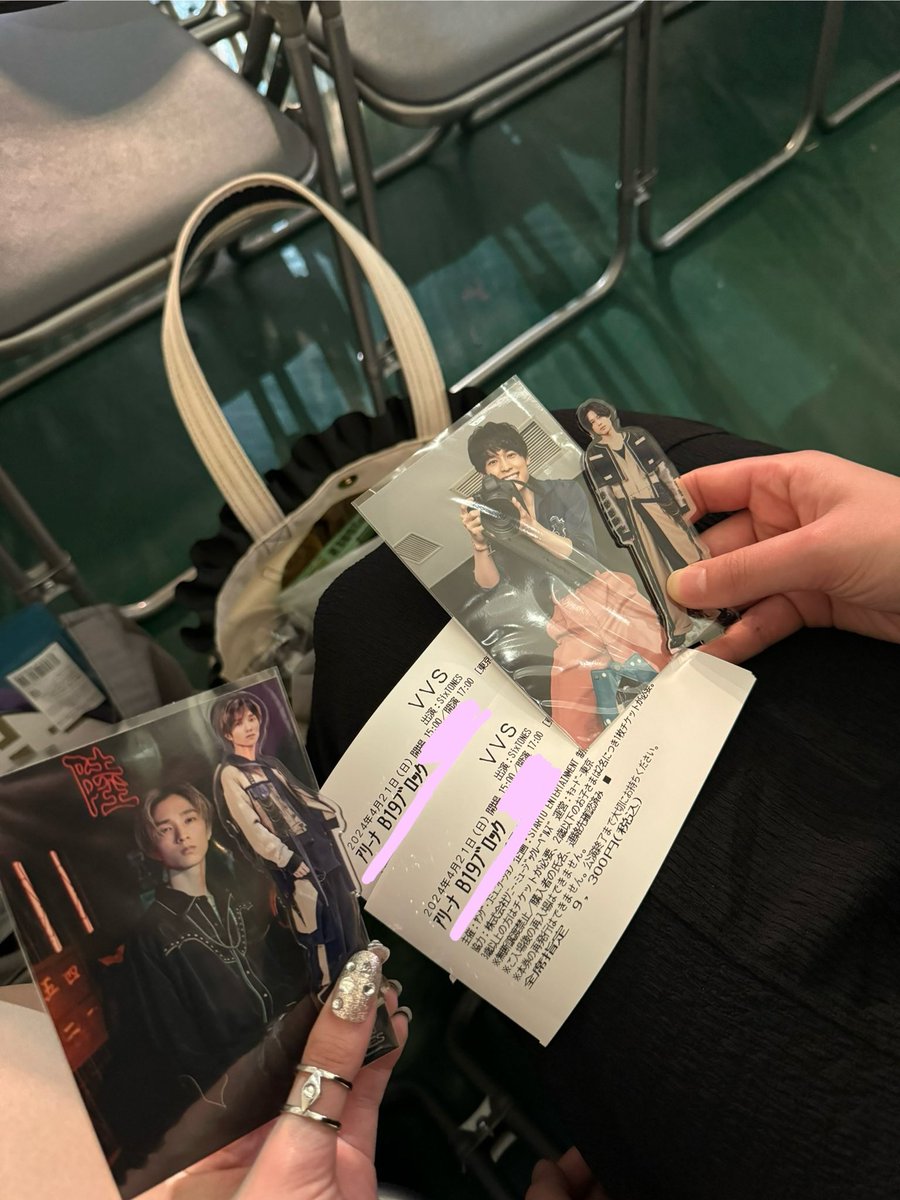 makeout1935's tweet photo. スト1年ぶりのアリーナだった🫶🏻

銀テ全部ブロックの間に落ちて取れないかもって思ってたらスタッフさん結構くれて銀テ無事に取れてよかった！
横の人に流したらみんなに流してくれて民度すごい良くて感動した🥺

チケットお譲りした人にも銀テ渡せてよかった👍🏻 https://t.co/ENmr7QqUzE
