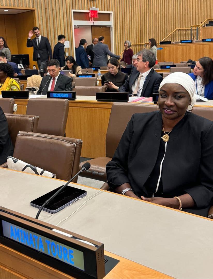 aminatatoureklk's tweet photo. J’ai appris de l’extérieur du pays que suite à la publication des rapports de l’IGE, une certaine presse politiquement motivée tenterait de porter atteinte à ma réputation en jouant avec le mot « épinglé» savamment mis entre guillemets, avec une intention manifeste de nuire. 

Je rappelle que sur instruction de Macky Sall, pendant 3 ans, j’ai fait l’objet de la première vérification de l’IGE d’une institution nationale publique depuis…1960. 

A la pubication du rapport de vérification de l’IGE, la seule question qui vaille est la suivante : Aminata Touré à la tête du CESE a t-elle détourné 1 franc des deniers publics ? La réponse est NON, MILLE FOIS NON !

Mes anciens collaborateurs, fonctionnaires de l’Etat du Sénégal, en charge de la gestion financière du CESE sous ma présidence vaquent tranquillement à leurs occupations depuis 2020 car aucun détournement ne leur est reproché non plus.  

C’est ce qui m’a donné l’entière liberté de m’opposer véhément au troisième mandat de Macky Sall et à ses dérives dictatoriales qui se sont soldées par la mort d’une cinquantaine de personnes pour qui  Justice doit ABSOLUMENT être rendue. 

Par ailleurs, j’encourage vivement les nouvelles autorités à aller jusqu’au bout de la reddition des compte en commençant par le scandale des 1000 milliards des  fonds COVID pour lesquels Macky Sall a lui-même autorisé la suspension des procédures d’appel d’offre et de contrôle.  Par conséquent, Macky Sall est le premier responsable de ce carnage financier sans précédent dans l’histoire du Sénégal,  carnage auquel a activement participé son beau-frère Mansour Faye. 

Comme j’ai eu à le faire sans m’offusquer ni rechigner, que tous ceux qui ont géré les fonds publics pendant les 12 ans du régime de Macky Sall, ministres, directeurs généraux et présidents d’Institution se mettent à la disposition des organes de contrôle et rendent compte de leur gestion! 

Des politiciens honnêtes il en existe, j’ai la prétention de me compter parmi eux et désormais, je saisirai la Justice contre toute tentative de jeter le discrédit sur ma personne.

Dr. Aminata Touré

Fait à New York, le 21 avril 2024