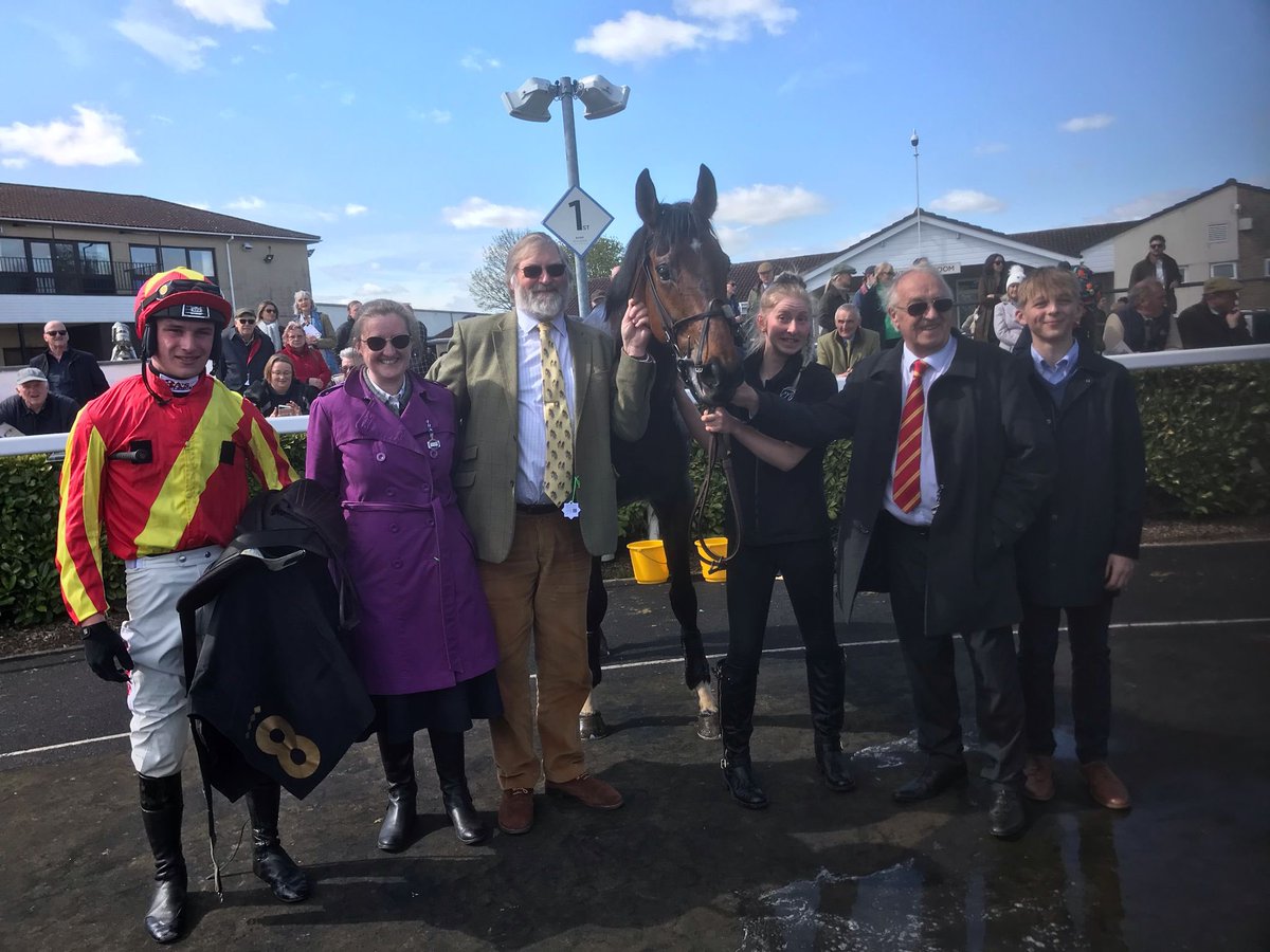 Lovely performance from 4yo Manuelito to win for the first time over hurdles @wincantonraces under @jacktudor9 🥇#45 #brightfuture