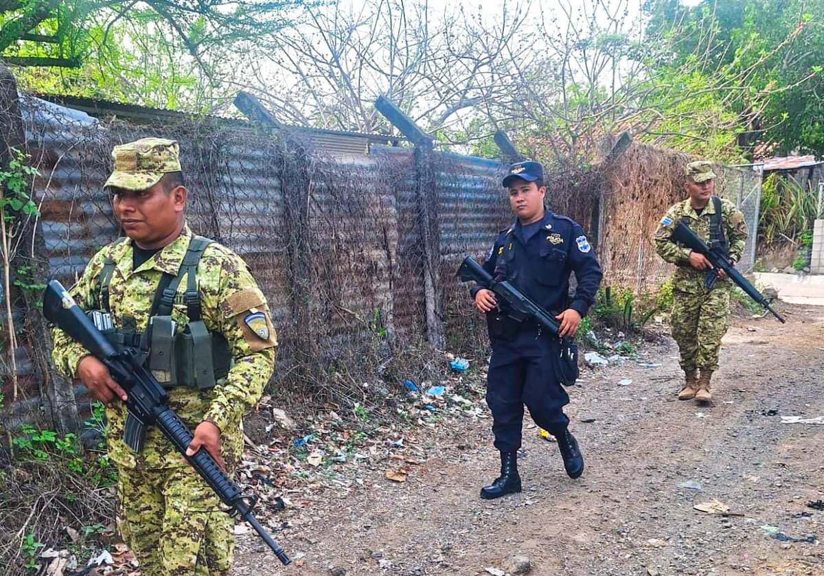 En un trabajo en conjunto con la @PNCSV, personal de la 5ta. Brigada de Infantería, realizan patrullajes preventivos en la zona norte del departamento de San Vicente, garantizando la seguridad para sus habitantes.