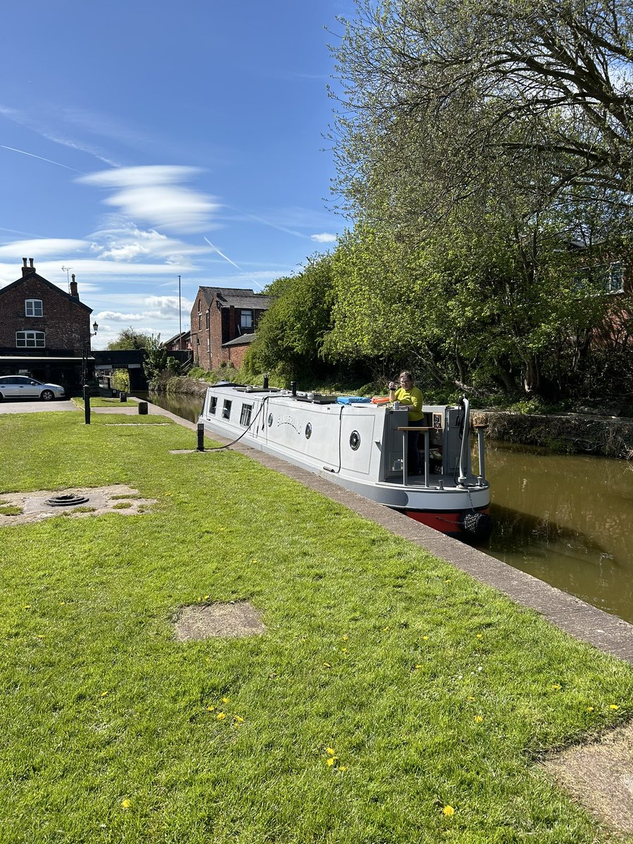 Heartbreak hill done…service stop and a cheeky glass. Glorious day for boating!