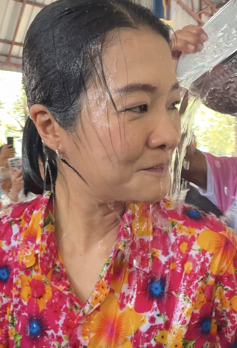 อย่าพูดว่าสส.พรรคเเดงไม่เล่นสงกรานต์กับประชาชนเลยค่ะกูสงสารพี่คนนี้😞 :