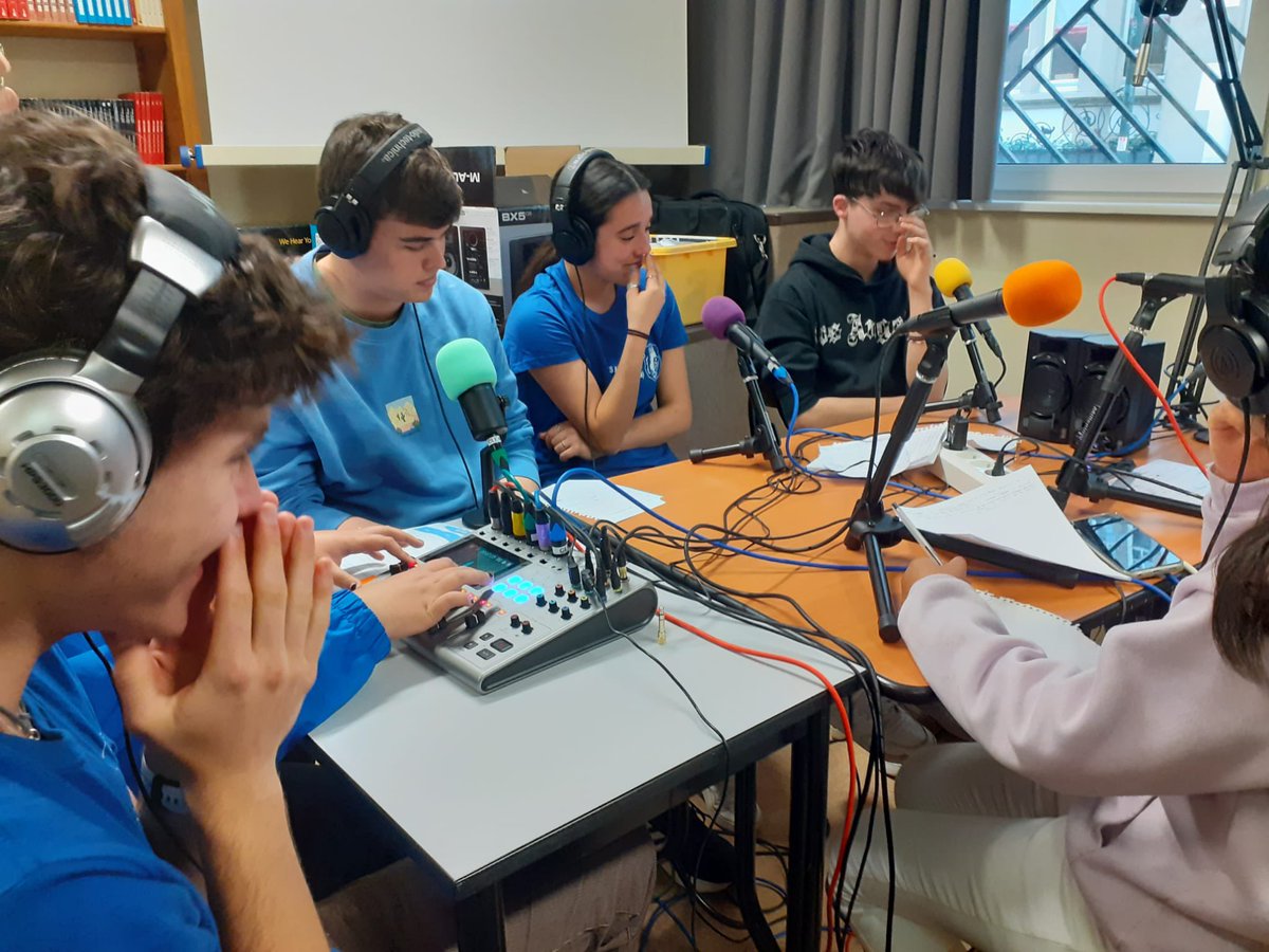 alfonsoviiiplus's tweet photo. Jornada de radio en el @LPontonniers durante el intercambio #erasmusplus #europanosconecta . Una jornada de conclusiones y reflexión que elige como formato divulgativo el podcast radiofónico. @IESALFONSOVIII @LPontonniers @sepiegob https://t.co/G98l2MepHc