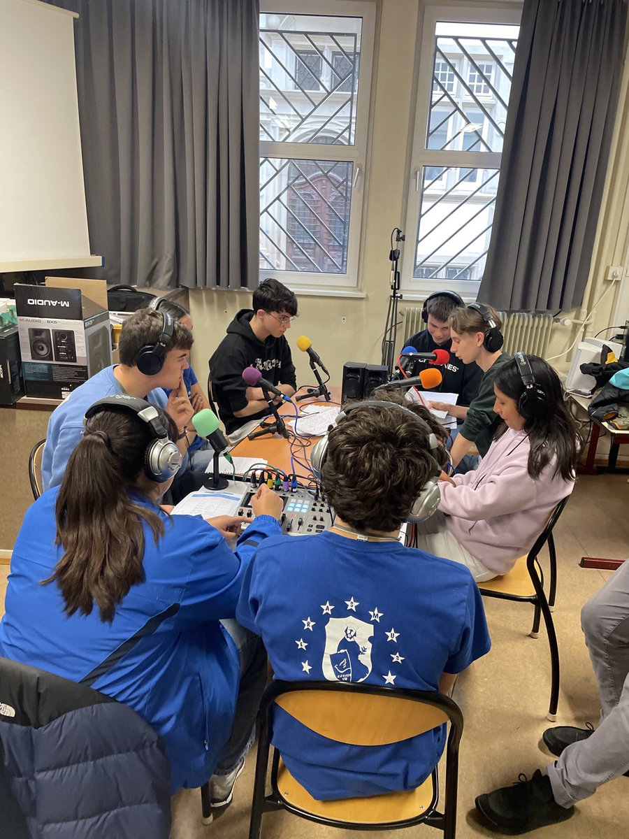 Jornada de radio en el <a href="/LPontonniers/">Lycée International Strasbourg, Pontonniers</a> durante el intercambio #erasmusplus #europanosconecta . Una jornada de conclusiones y reflexión que elige como formato divulgativo el podcast radiofónico. <a href="/IESALFONSOVIII/">IES ALFONSO VIII</a> <a href="/LPontonniers/">Lycée International Strasbourg, Pontonniers</a> <a href="/sepiegob/">SEPIE</a>