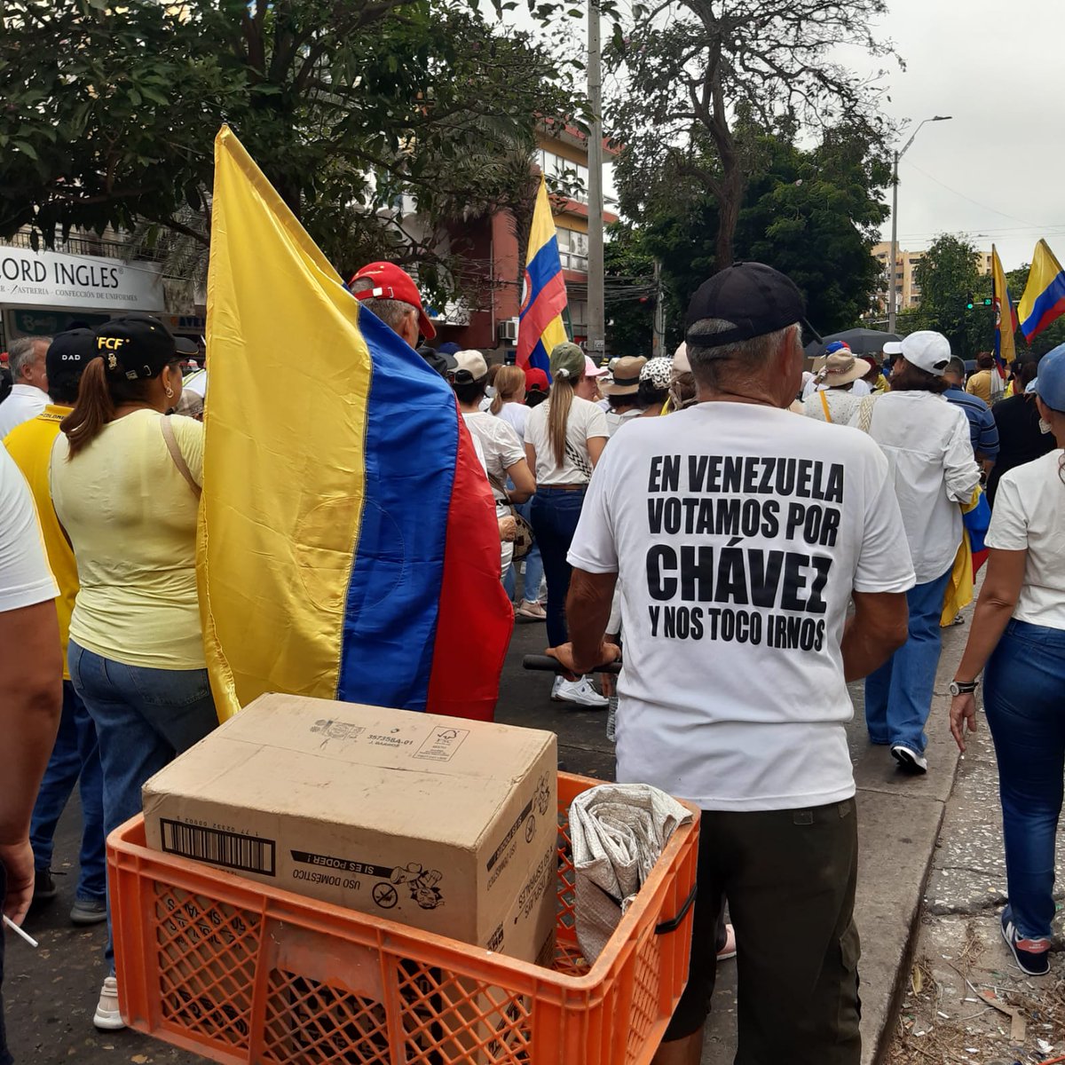 lasillavacia's tweet photo. #Marchas21A

Hoy la oposición al gobierno de @petrogustavo y otros sectores políticos y ciudadanos que desaprueban su gestión salen a la calle a protestar. 

🧵Va hilo con lo que pasa en varias ciudades. 

Empezamos con estas imágenes de lo que se ve en Barranquilla. https://t.co/mb3dGe4uFa
